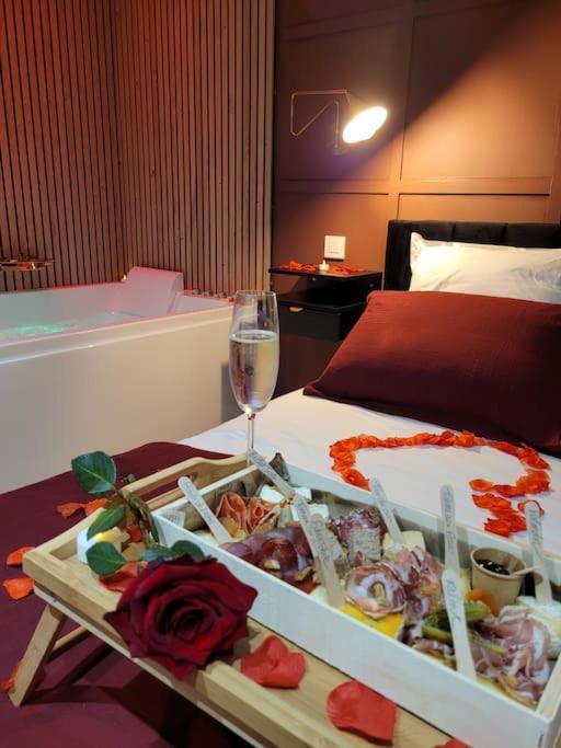 Nuit D'Evasion Love Room Avec Baignoire Balneotherapie Toulon Exterior foto