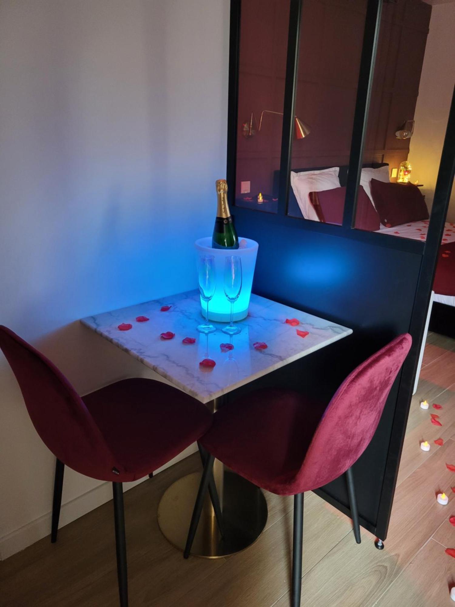 Nuit D'Evasion Love Room Avec Baignoire Balneotherapie Toulon Exterior foto